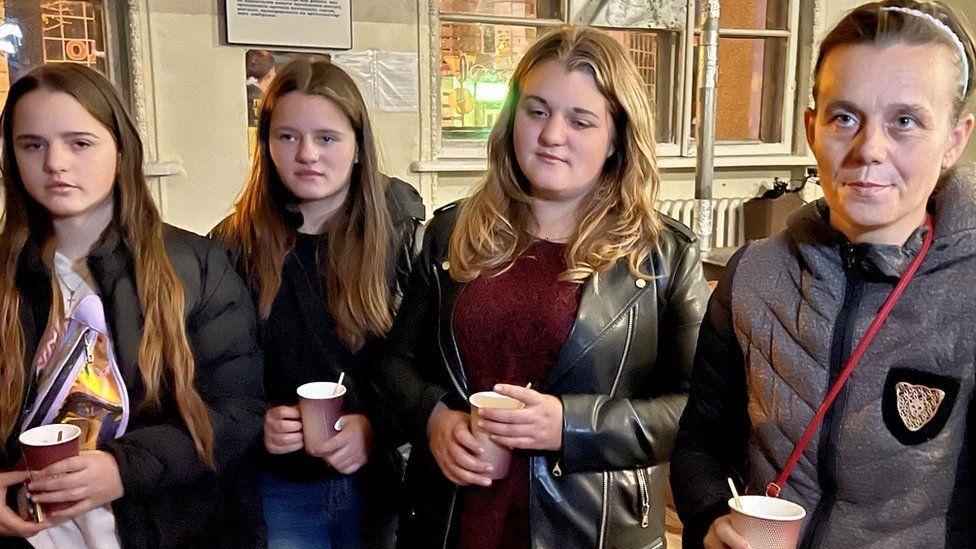 Liliya Mykhailik (derecha) y sus tres hijas
