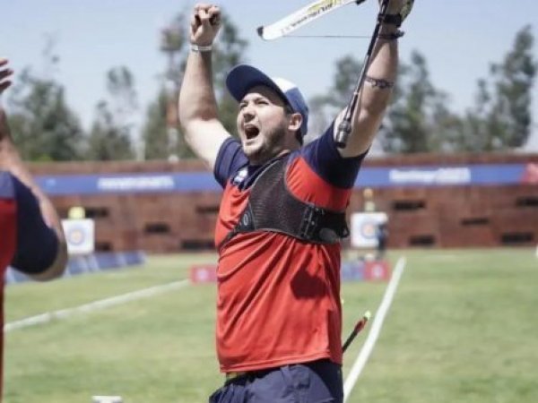Ricardo Soto en tiro con arco.