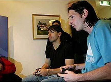Messi y Agüero jugando PlayStation 2