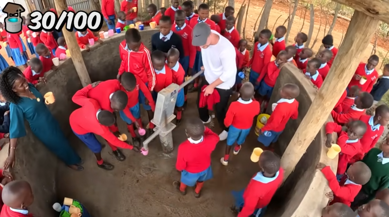 Youtuber Mr Beast sacando agua de un pozo en África