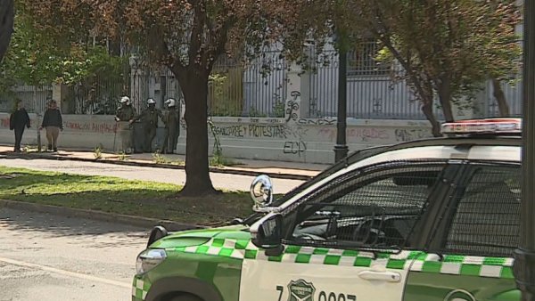 Carabineros ingresa a Liceo de Aplicaciones tras incidentes