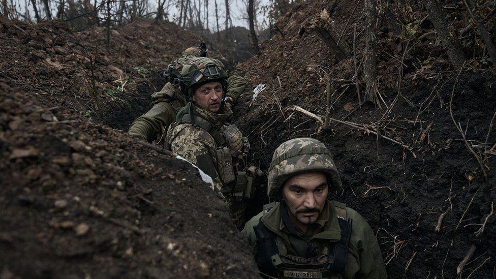 Tropas ucranianas en una trinchera