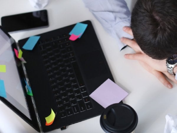 Persona cansada utilizando un computador