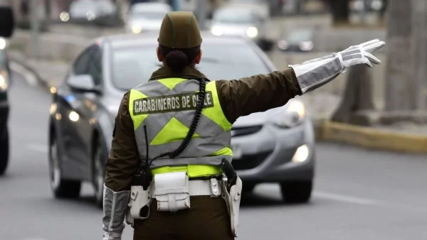 Carabinero en la calle. Nueva Ley de Tránsito.