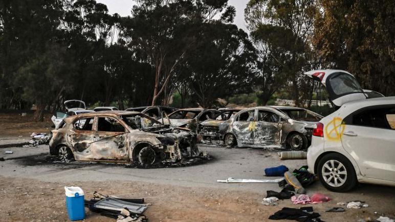 Automóviles quemados tras el ataque de Hamás al kibutz Beeri el 7 de octubre de 2023