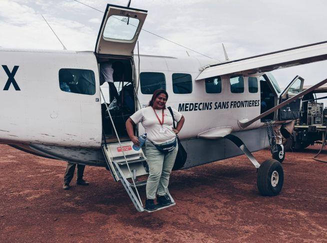 Michelle Ravell en un avión de MSF