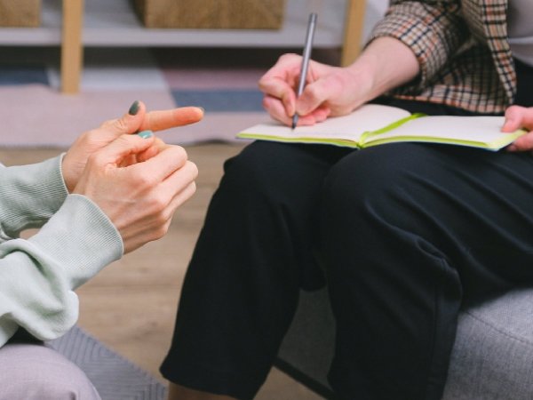Psicóloga atendiendo a un paciente