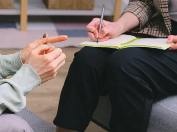 Psicóloga atendiendo a un paciente