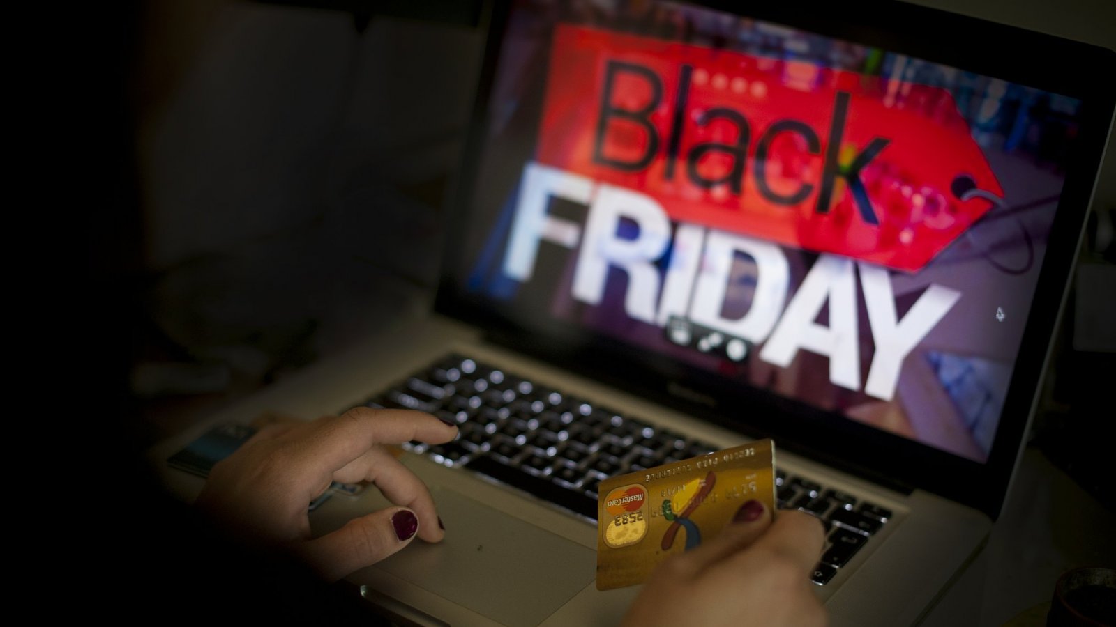 Persona viendo ofertas en el Black Friday