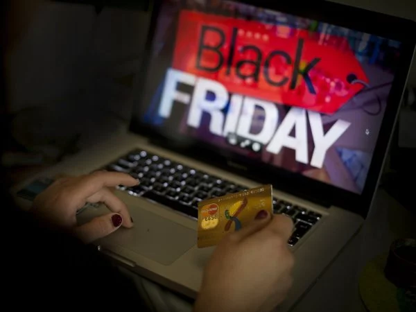 Persona viendo ofertas en el Black Friday