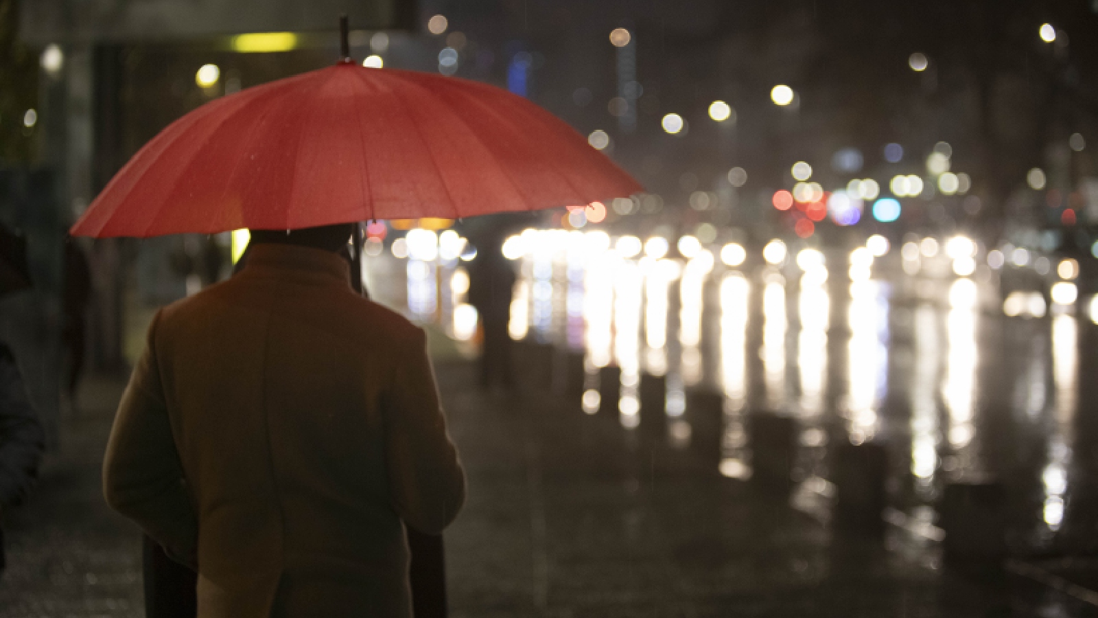 Persona con paraguas bajo la lluvia