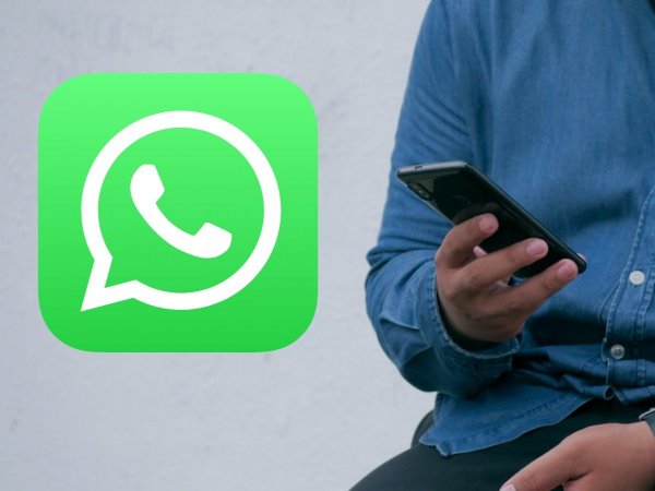 Persona utilizando WhatsApp