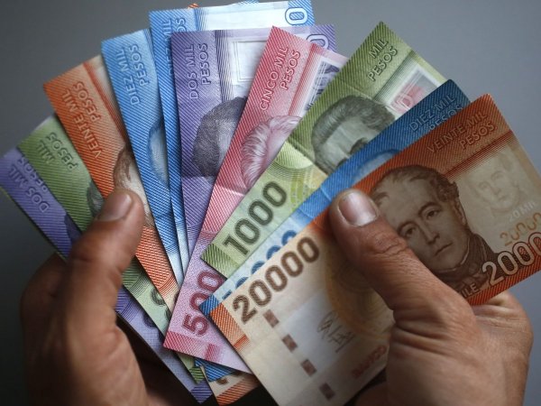 Billetes de varias denominaciones por guía de beneficios, subsidios y programas