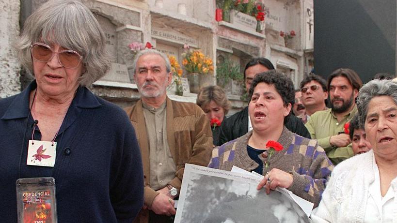 Joan Jara en un homenaje por los 25 años del asesinato de Víctor Jara.e