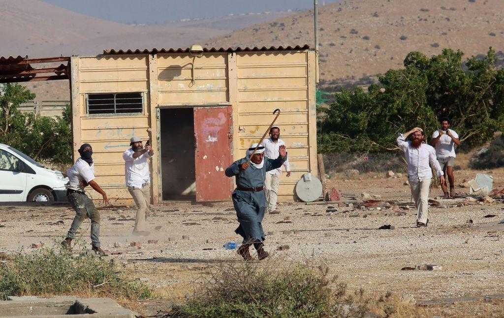 Colonos judíos amenazan a un palestino.