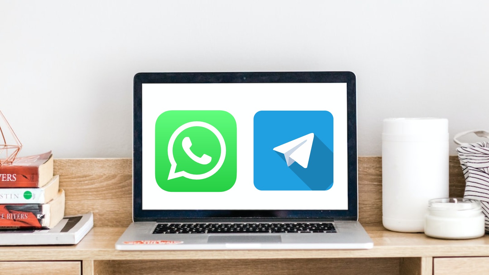 Logos de WhatsApp y Telegram en un computador