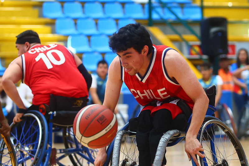 Team Chile jugando baloncesto en silla de ruedas