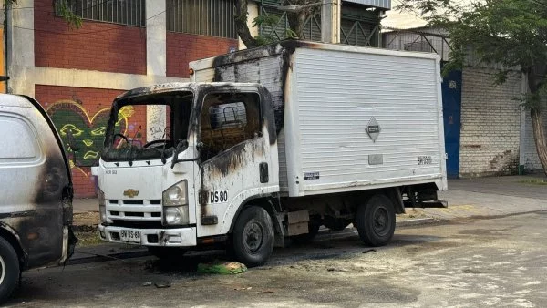 Desconocidos quemas camión en Barrio Yungay