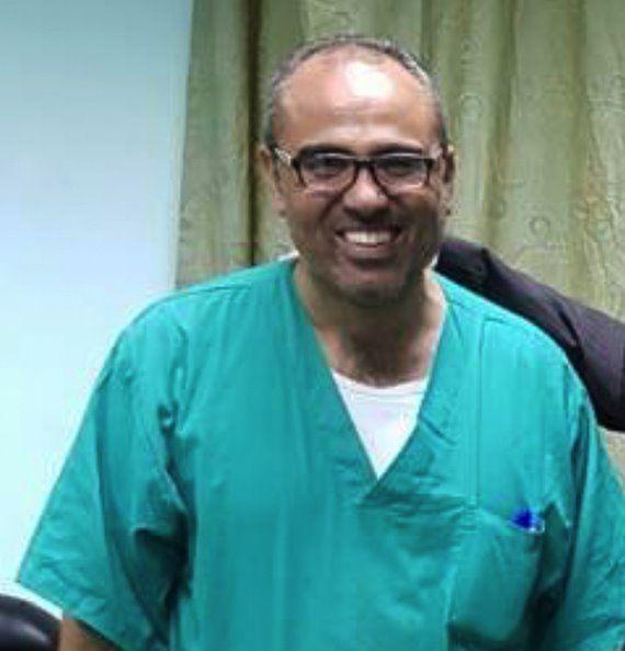 El doctor Marwan Abu Saada sonríe a la cámara vestido con su ropa de trabajo.