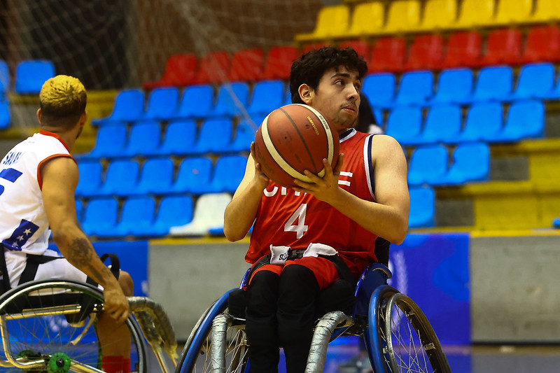 Deportista chileno jugando baloncesto en silla de ruedas