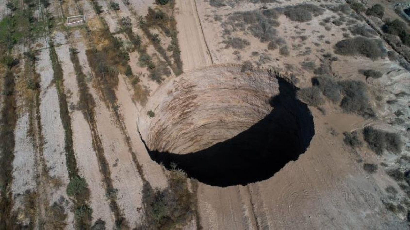 Detectan nuevas grietas en socavón de Tierra Amarilla