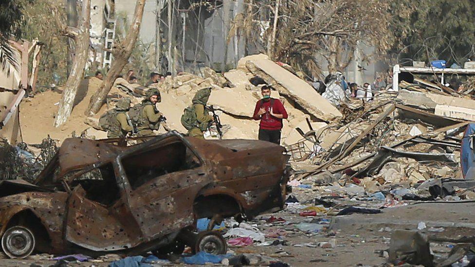 Los pacientes evacuados de hospital Al-Shifa huyen entre disparos y tanques del ejército israelí. 