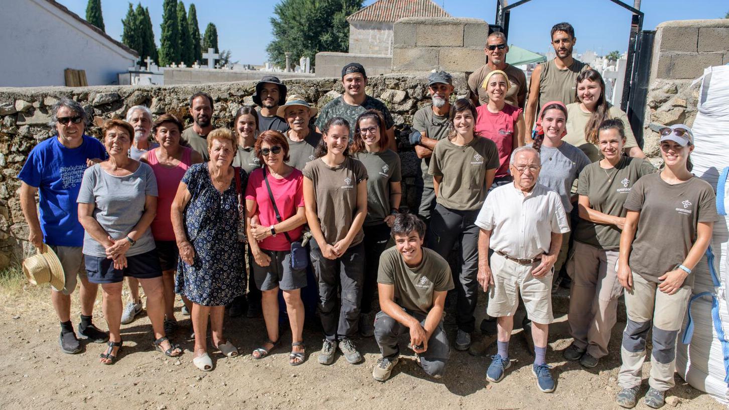 Equipo de excavación de Aranzadi junto a miembros de la ACVSSR