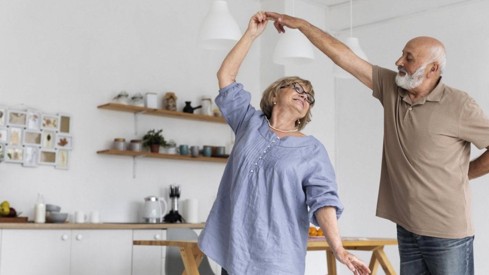 Adultos mayores bailando. Envejecimiento saludable.