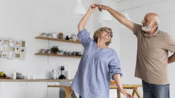 Adultos mayores bailando. Envejecimiento saludable.