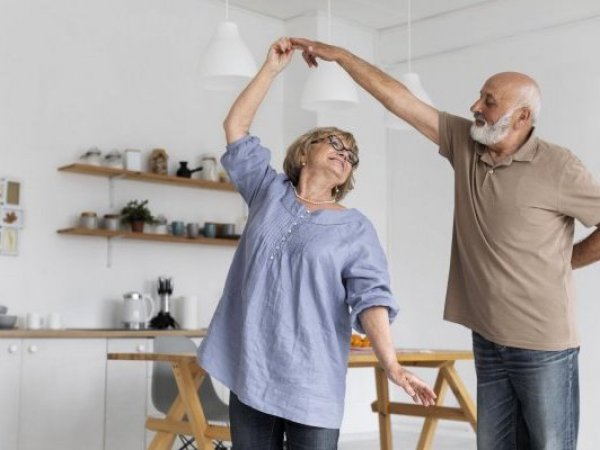 Adultos mayores bailando. Envejecimiento saludable.