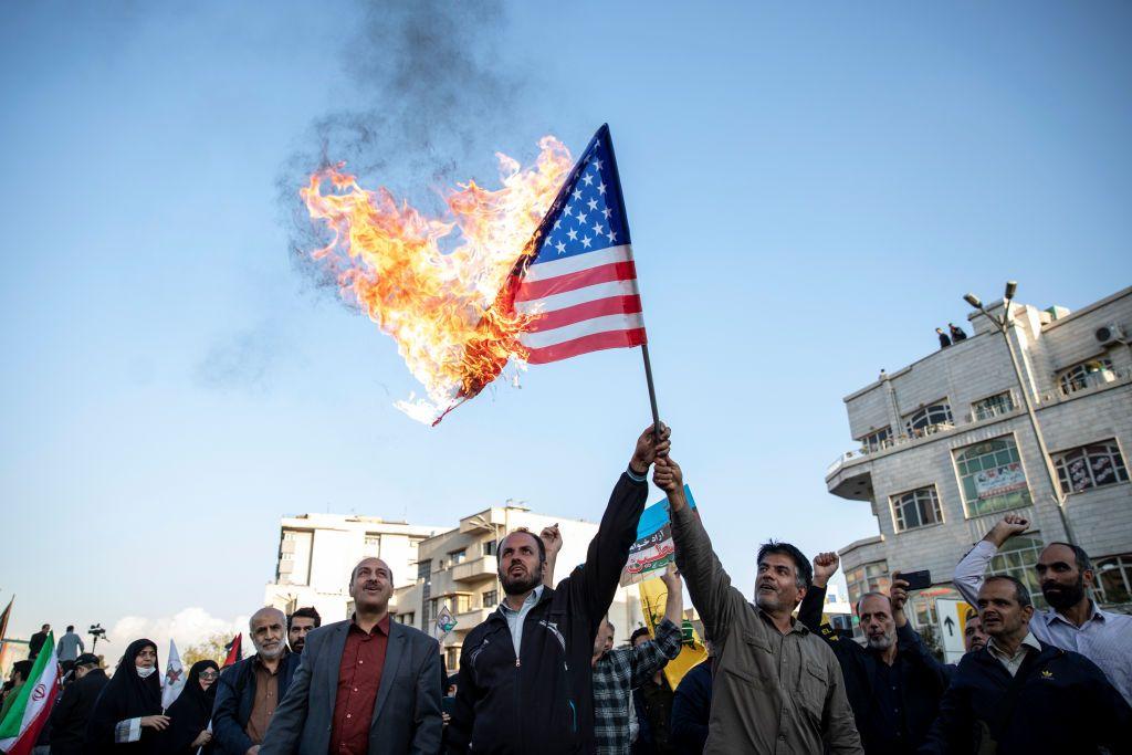 Personas quemando bandera EEUU
