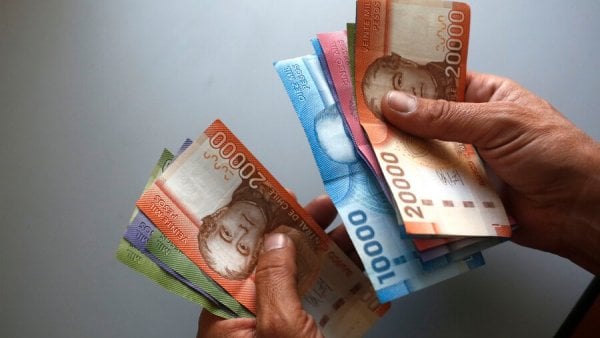 Billetes y monedas. Ex Bono Marzo. Aporte Familiar Permanente.