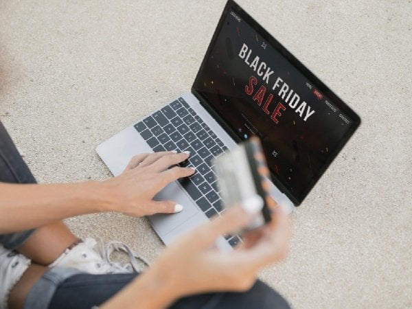 Persona comprando en el Black Friday