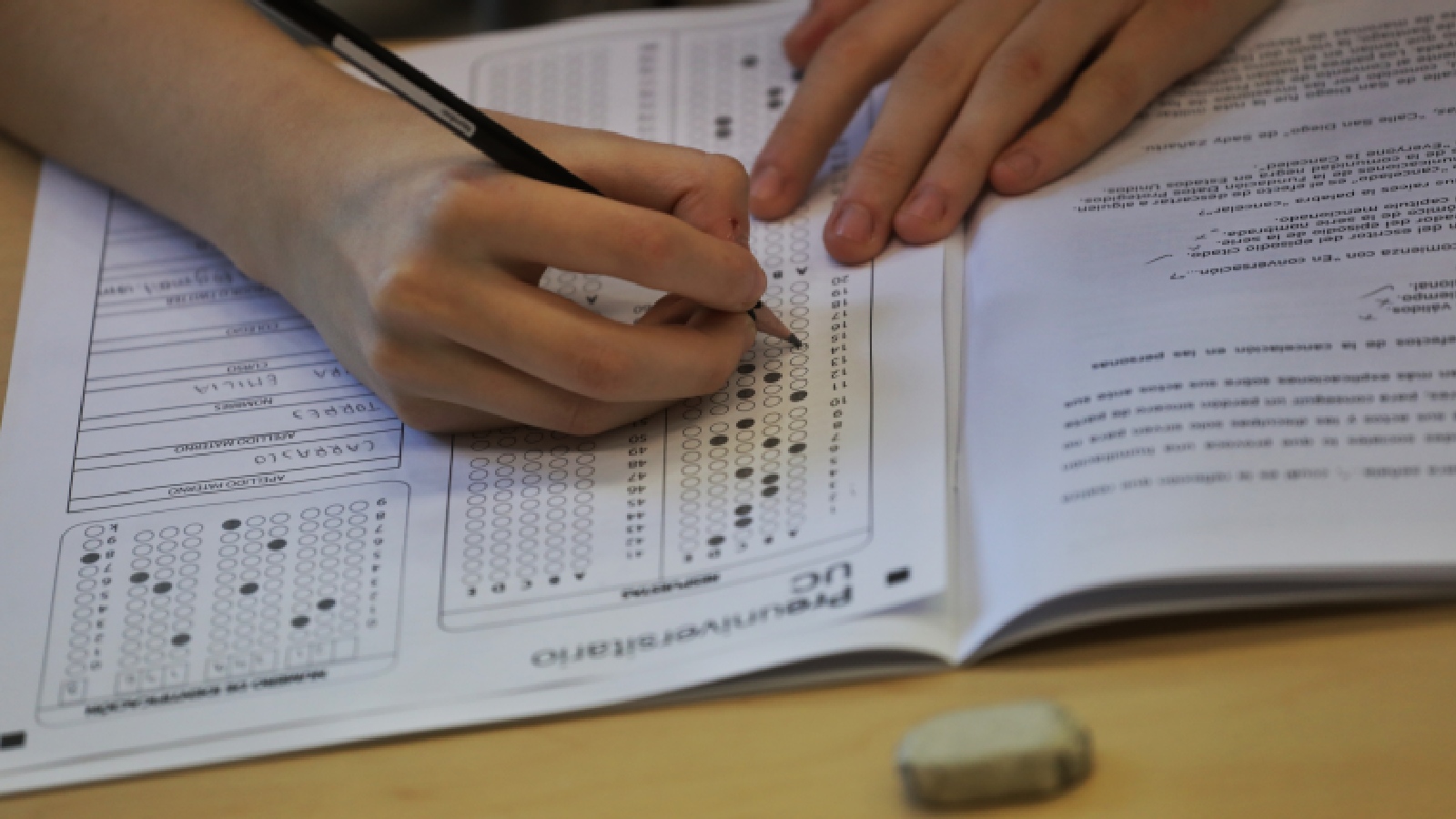 Estudiante rindiendo ensayo de la PAES