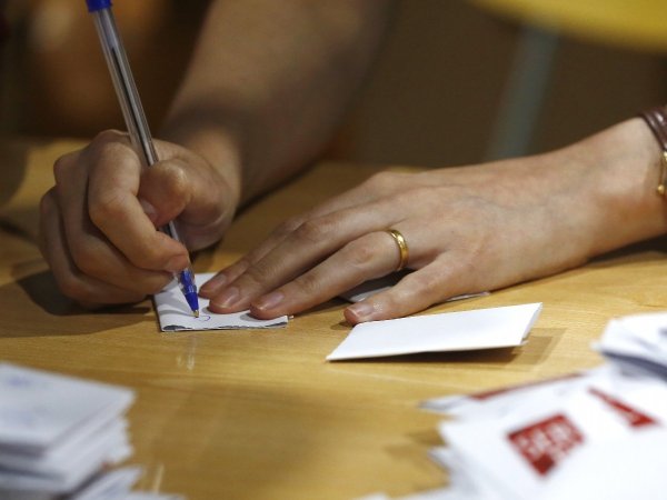 Vocal de mesa contando votos