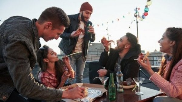 Reunión de amigos, jugando verdad o reto.