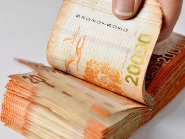 Varios billetes de 20 mil pesos. Pagos IPS con tu RUT.