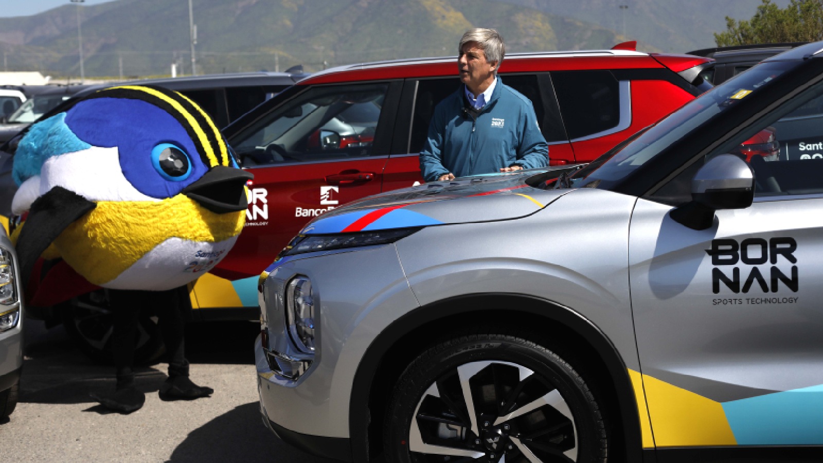 Fiu y Harold Mayne-Nicholls en la entrega de los vehículos Mitsubishi para los Juegos Panamericanos Santiago 2023
