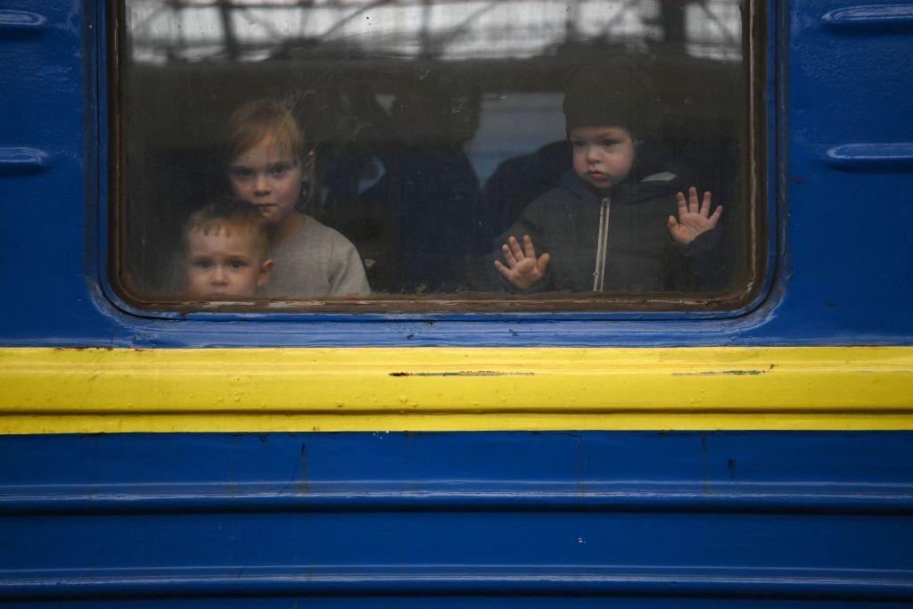Niños ucranianos en un tren siendo evacuados hacia la frontera con Eslovaquia.