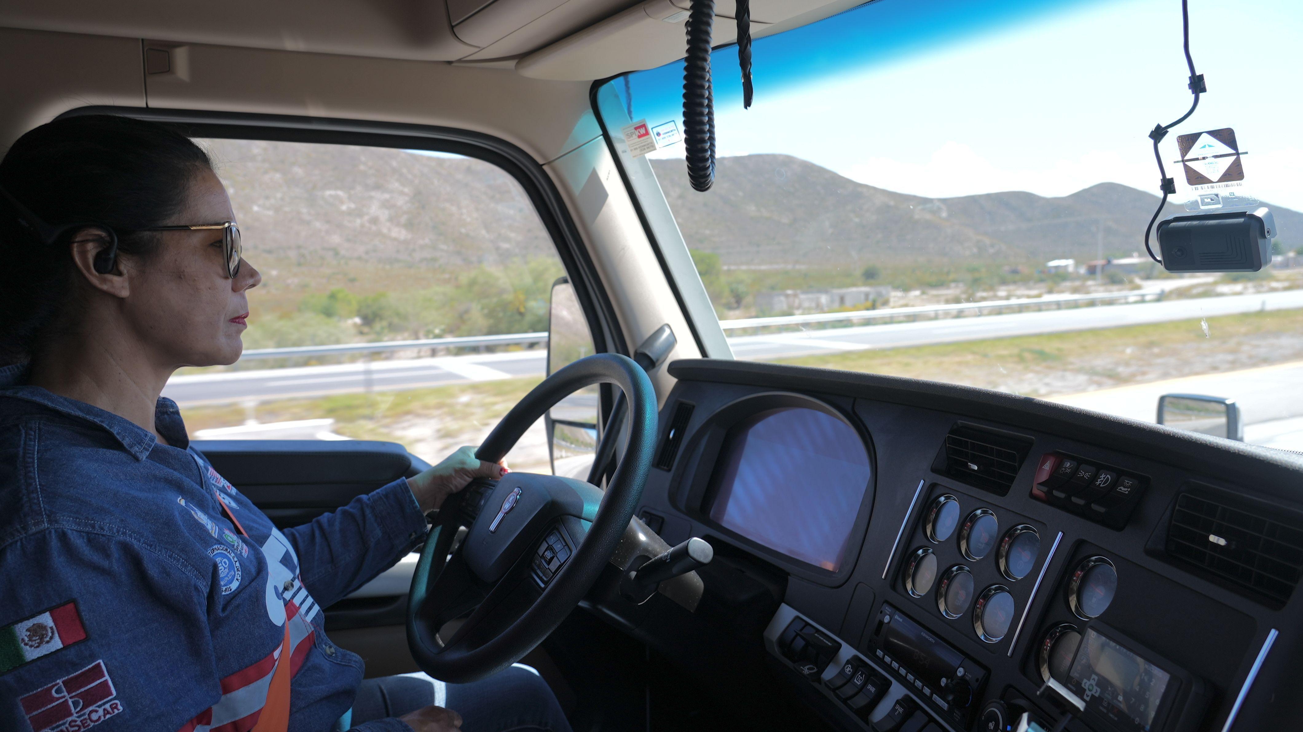 Clara Fragoso, Luz, conduciendo el tráiler por México.