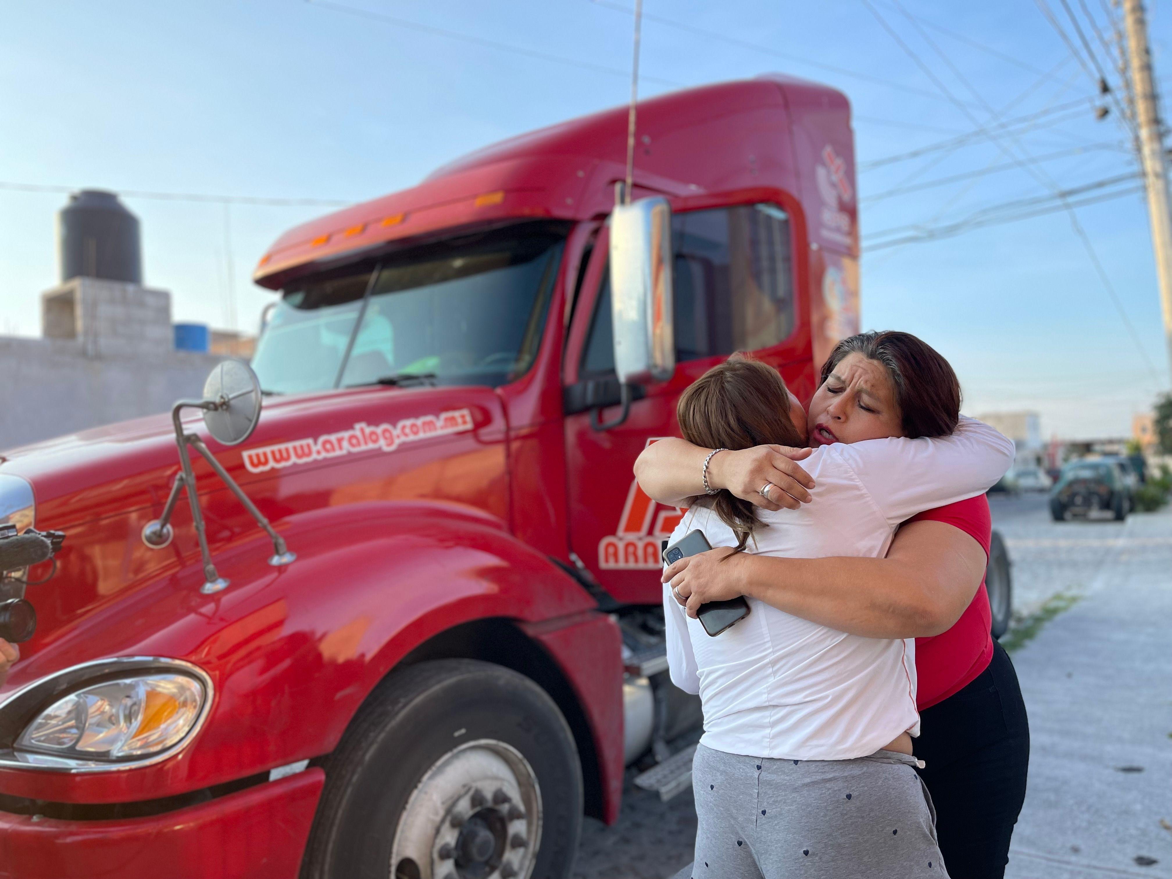 Liszt Hyde González, "Liszy", abraza a su hija Luisa a modo de despedida en Querétaro, México.