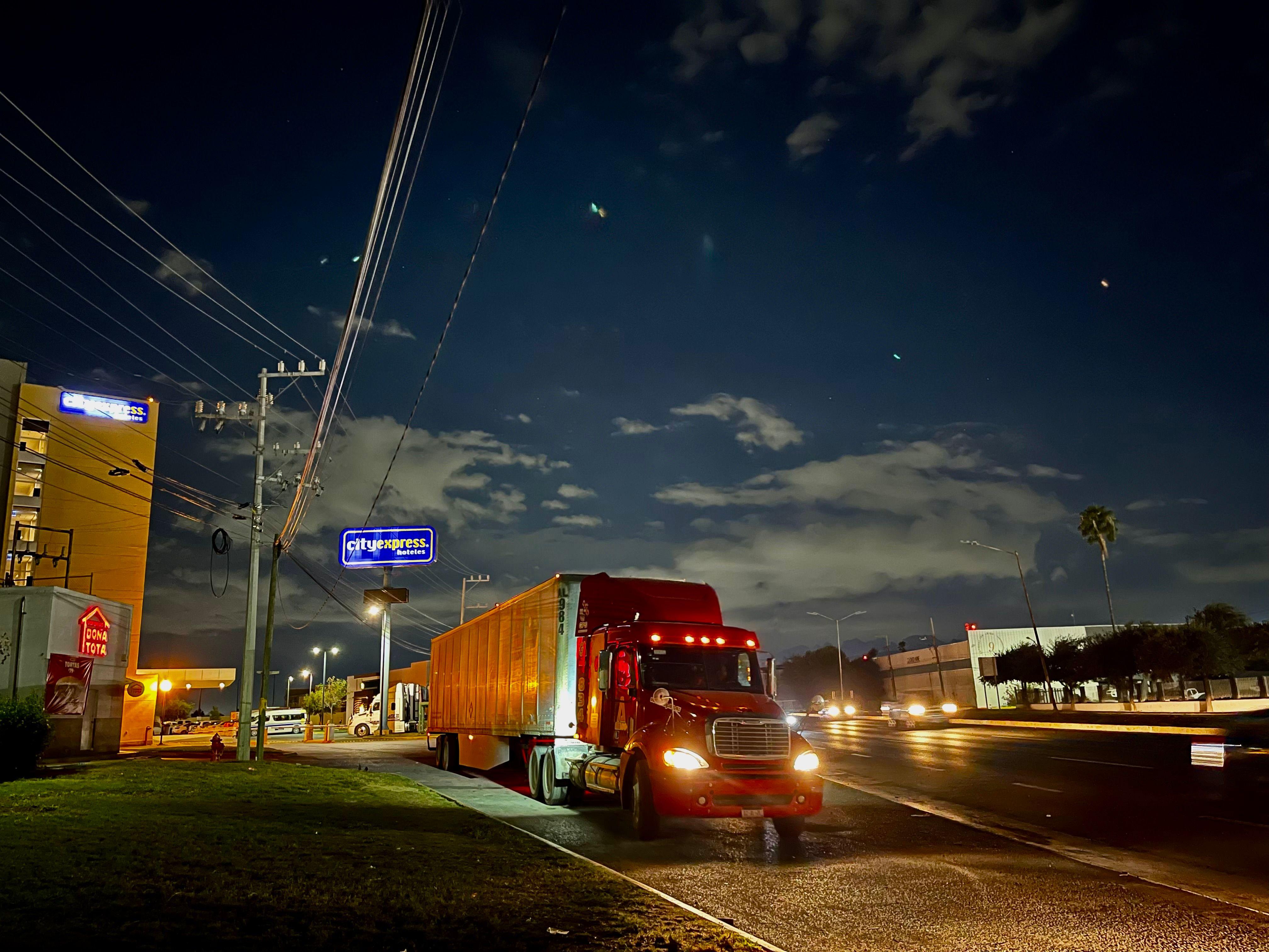 Liszt Hyde González, "Liszy", llegando en su tráiler Diavolo a Monterrey.