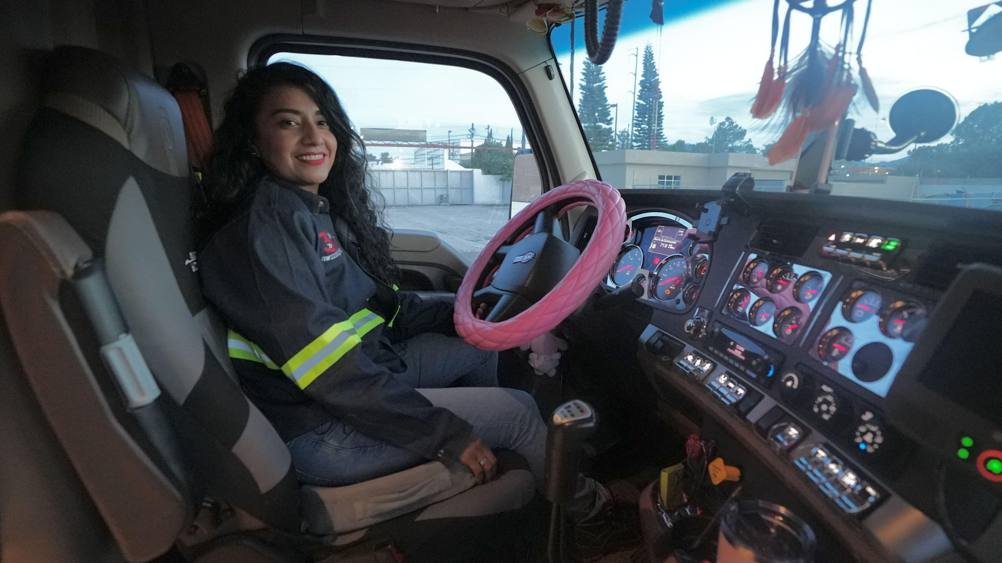 Martha Patricia Trejo González, Paty, al volante del tráiler que maneja.