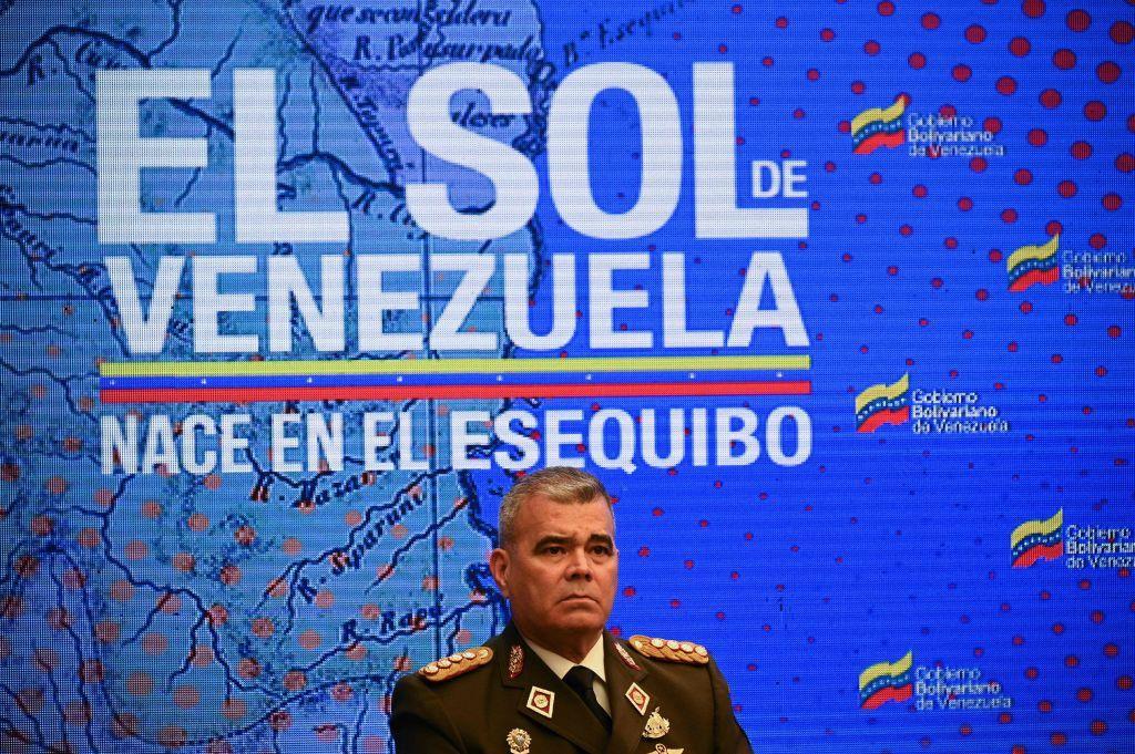 El ministro de Defensa de Venezuela, Vladimir Padrino, asiste a una conferencia de prensa celebrada por la vicepresidenta Delcy Rodríguez en el Palacio Presidencial de Miraflores, en Caracas, el 31 de octubre de 2023.