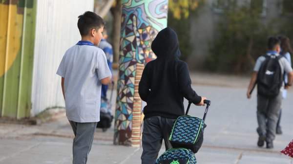 Escolares asistiendo a clases