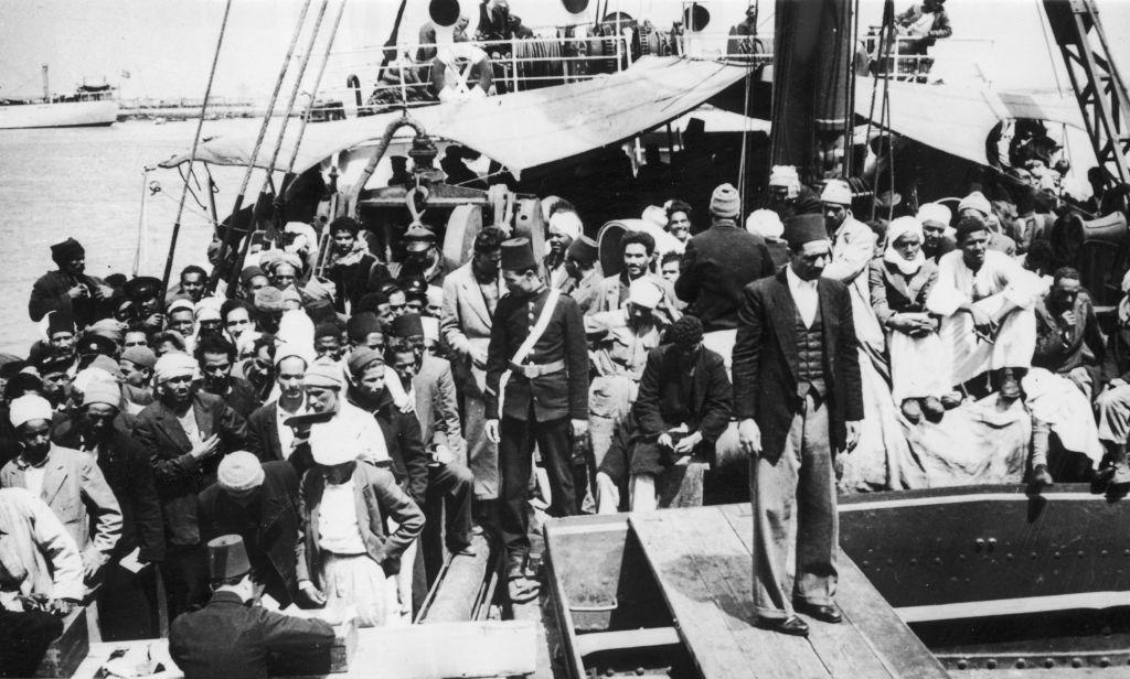 Refugiados árabes de Haifa desembarcando en el puerto Said de Egipto en mayo de 1948.