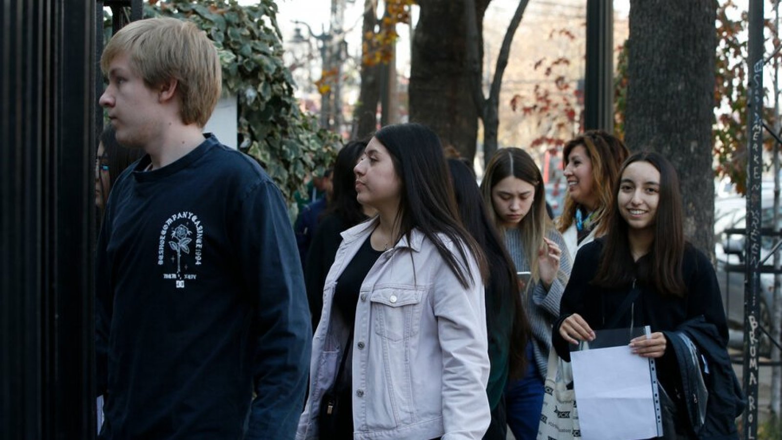 Estudiantes ingresan a rendir PAES.