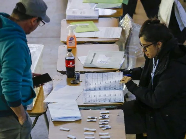 Persona siendo vocal de mesa