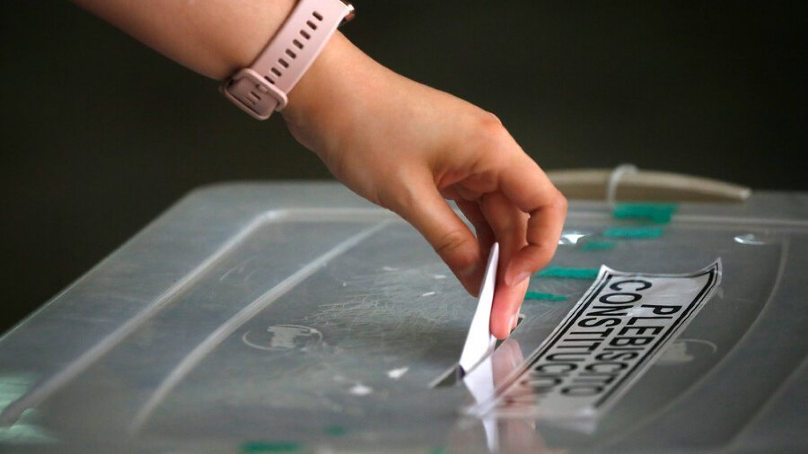 Foto: Aton. Votante en urna del plebiscito constitucional.