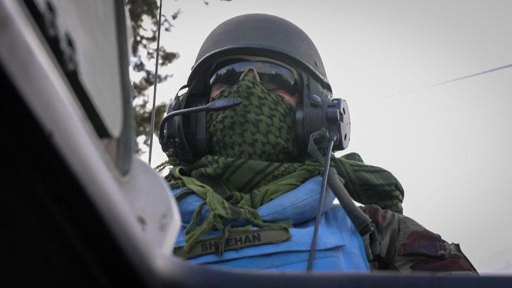 Soldado dentro de un vehículo blindado.